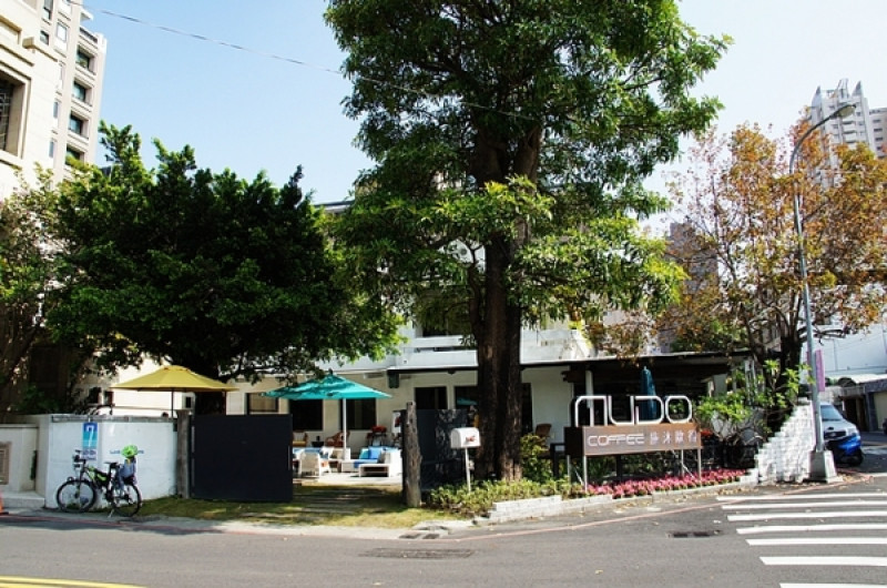 幸福是:陽光、綠蔭、一杯上好的咖啡