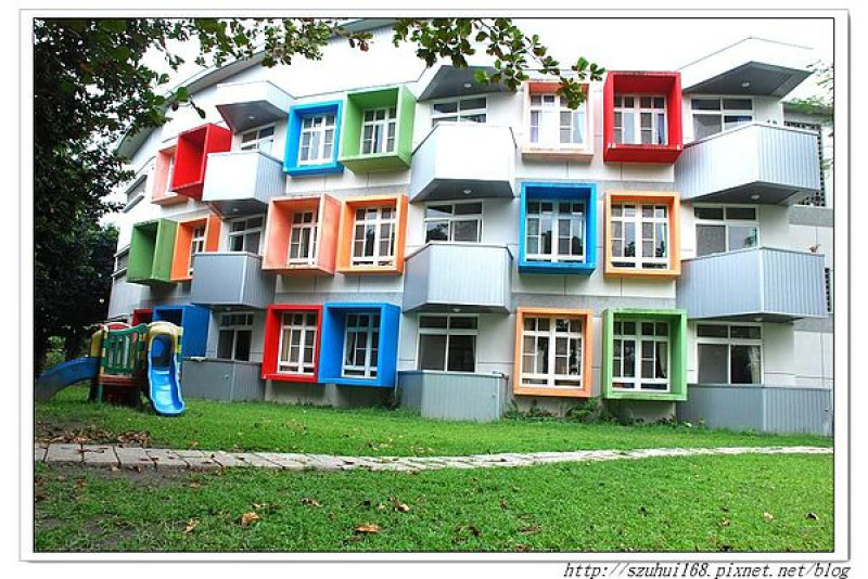 ☆屏東☆彭厝國小 似百水公寓又像翰品酒店 充滿異國繽紛彩色方塊