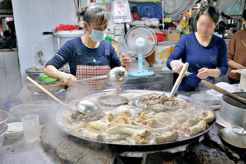嘉義東市場排隊美食 王家祖傳本產牛雜湯  東市場在地早午餐