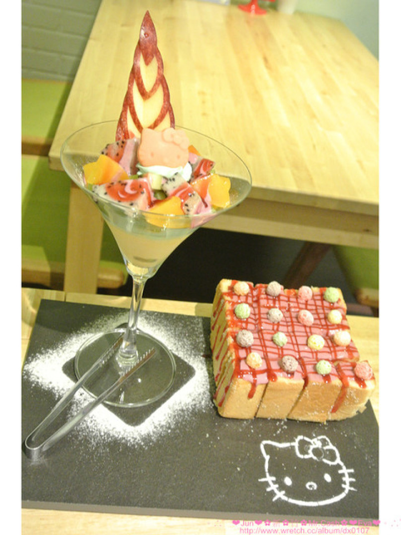 【食記】oO。。新竹　Mr.Cash蜜糖吐司　什麼？！蜜糖吐司也不忘了Candy Crush，超可愛的kitty蜜糖吐司，大家吃過了嘛？！而且還有可愛的拉花kitty咖啡喲～。o○。        
