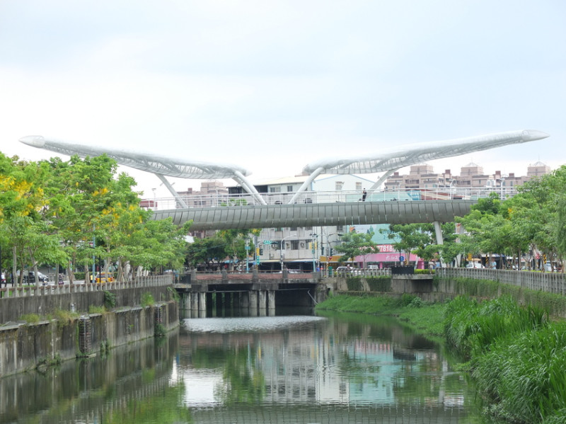屏東市景點。萬年溪景觀橋。劃過屏東天空的銀白色天際線 欣賞夜間光雕唯美又浪漫