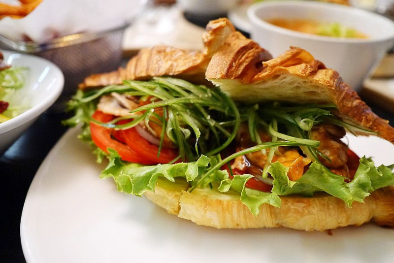 【台北】中山 Cozzi KITCHEN 和逸‧九月份隱藏版限定套餐‧中式烤鴨與法式可頌的美味組合♡