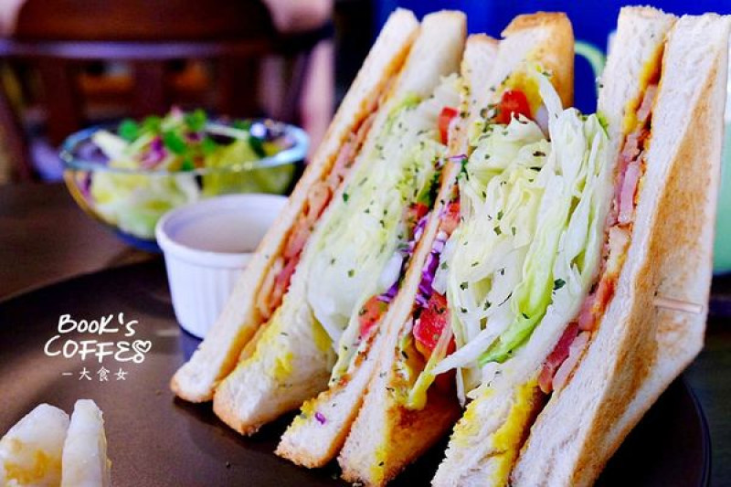 [板橋美食] Books coffee布可咖啡-大食怪三明治、拉花咖啡、甜點，板橋不限時、供wifi、插座早午餐新選擇！新埔站美食/寵物友善餐廳