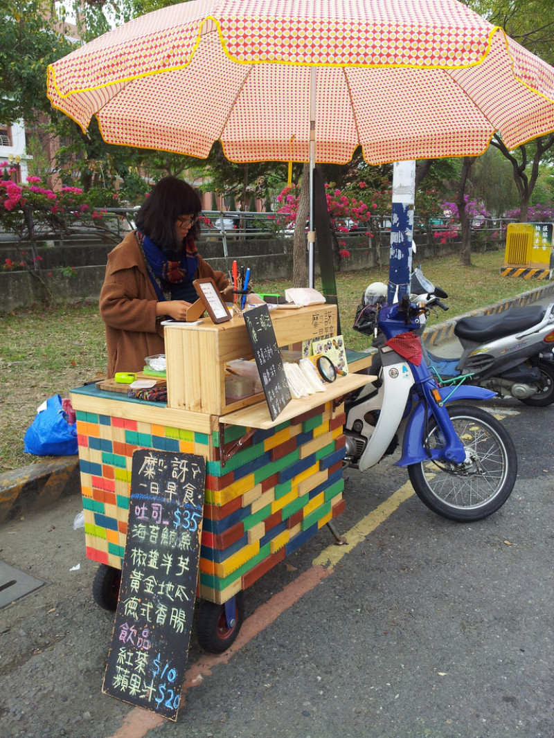 140318{美食}糜訝一日早食...吃早餐是很文青的事.....我家門前道將圳旁的小小餐車......