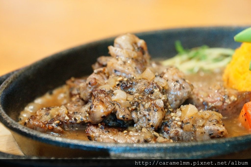 【新竹北區】鮭魚咖啡 全天候美味早午餐  噗ㄘ噗ㄘ蒜香肉排豐潤多汁JUICE感滿分！新竹在地人推薦  新竹大遠百/勝利路