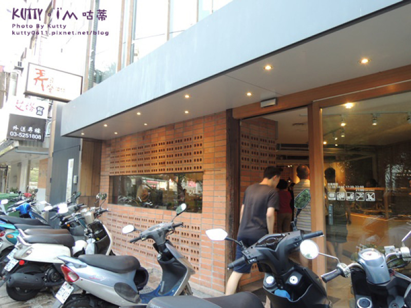 ▌新竹市區美食 ▌新橋弄堂精緻上海料理！護城河旁好餵魚(附影片)