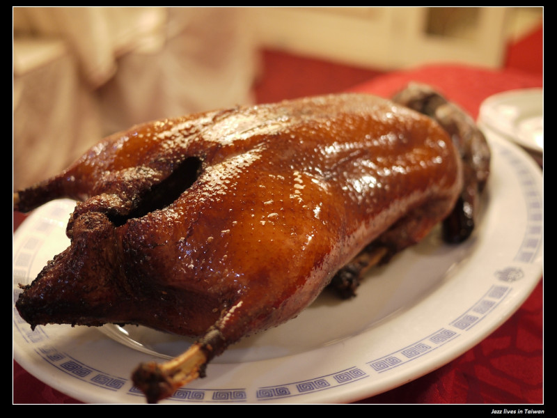 [龍都酒樓]塗上甜麵醬捲上餅包上大蔥, 烤鴨就是這麼好吃