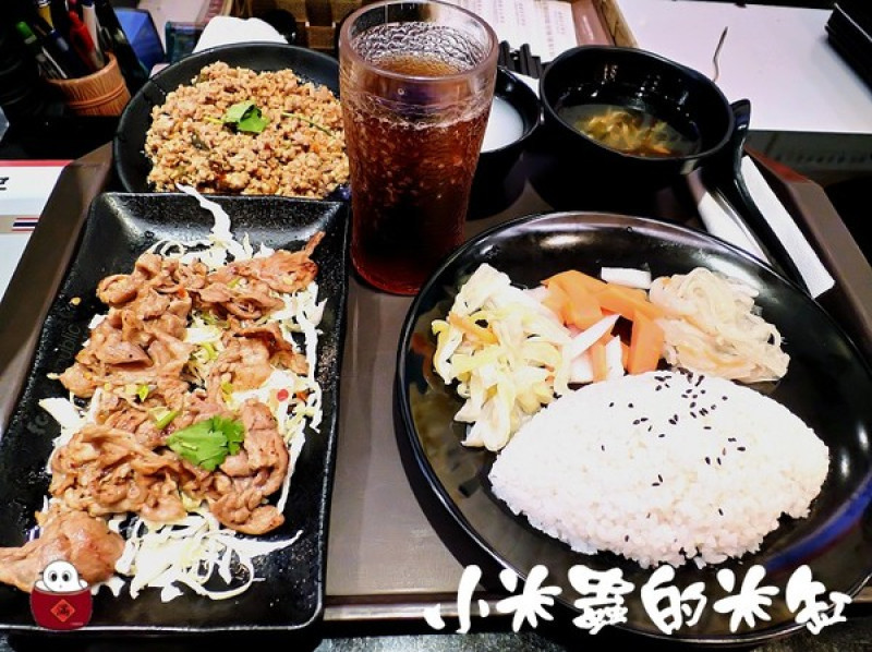 【台北車站微風美食廣場】COOKING THAI泰越廚房-〔泰式打拋雞+香茅烤肉飯〕雙主菜豪華套餐