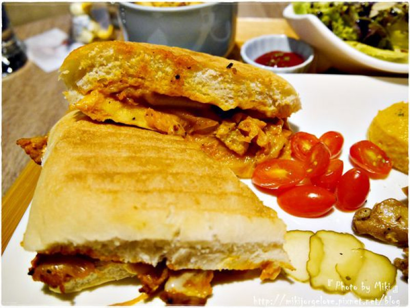 ♥♥♥『台中。食記』喵～偶爾也要優閒一下～【白貓散步輕食館。台中南屯】