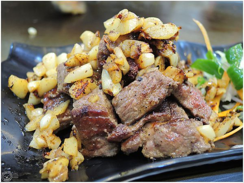 【星羽是吃貨-台中】兄弟齊心鐵板亮晶晶，料好美味平價精緻，用餐氣氛開心有趣，南區也有好吃鐵板燒~赤牛角鐵板燒。