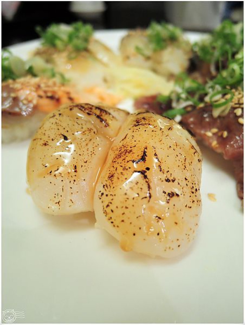 【星羽愛美食-台中】口味普通個頭不大，C/P值快垂到地上壽司料理，只好以7-11巧克力霜淇淋撫慰我心~幕府壽司。