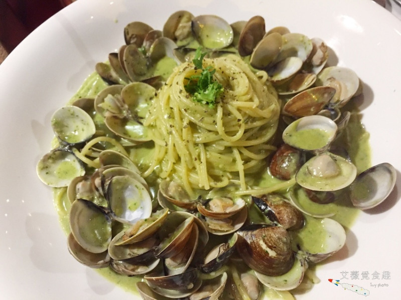 HUN 混 || 一中商圈聚餐的好所在，工業風的設計和獨特鹹甜的橘醬，及爆多蛤蜊義大利麵，連平日也一位難求