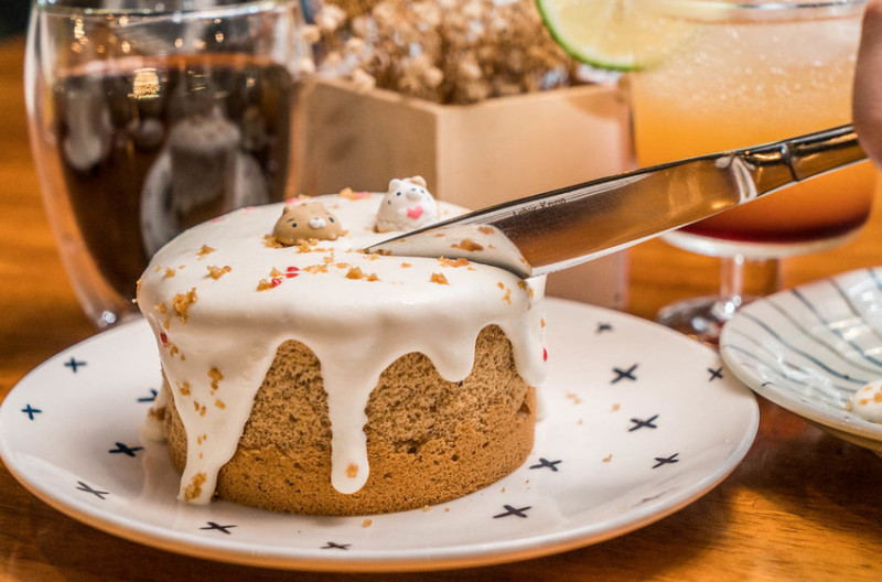 內湖必吃 Mastro Cafe 巨無霸牛排沙拉、夢幻漸層飲料、鮮奶油融雪蛋糕、港墘站美食、內科聚餐推薦