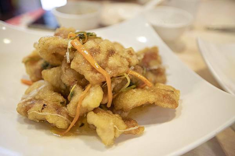 東北軒酸菜白肉鍋 - 掛著白醋白糖醬汁的鍋包肉實在涮嘴