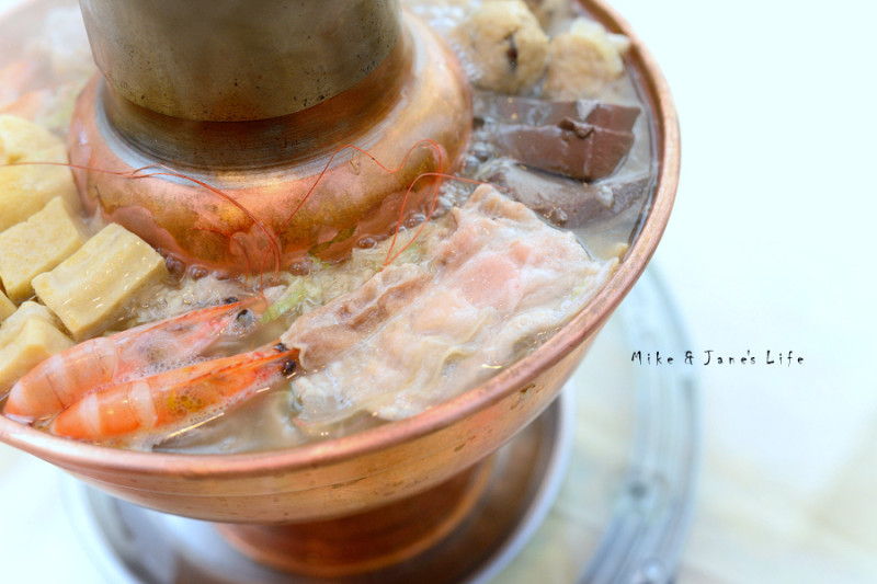 （台北食記-中山區）東北軒酸菜白肉鍋 / 相隔一年的2訪依然美味，大推阿錦勒鍋包肉 酸菜白肉鍋 蔥油餅跟飄香排骨