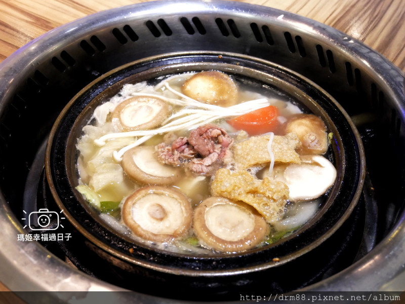 旺角迷你石頭火鍋 西門店，冬天就是要吃這一鍋，炒過的牛肉鍋爆香，一人一鍋超過癮，台北北門旁＠瑪姬幸福過日子