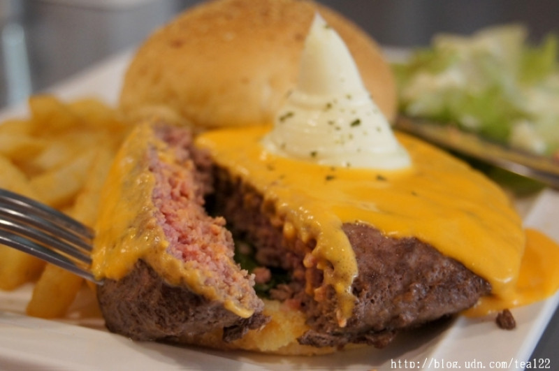 比豆起司美式廚房--7盎司手工牛肉堡令人讚嘆