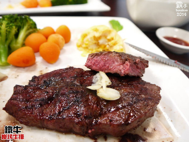 鐵牛原味炭烤牛排，櫻桃鴨胸肉真是令人激賞阿~~        
      