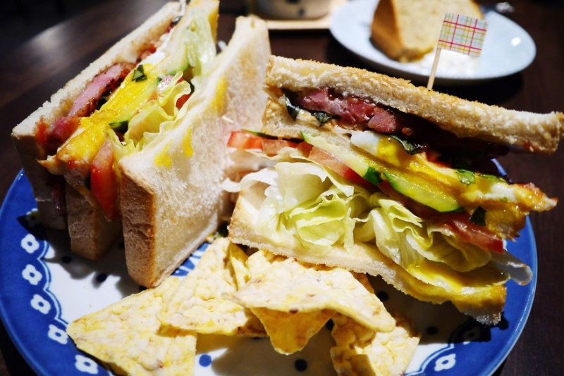 【台北】中山 坐坐咖啡 Zuò Zuò Cafe 超酷的香腸三明治·甜點‧下午茶‧復古老屋咖啡店♥♥♥
