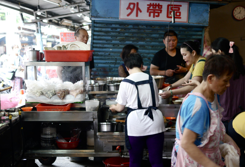 南機場夜市：品味親民美食，100元以內吃的飽足的在地居民的夜市