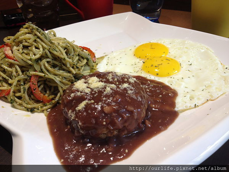 台中．飯店水準平民價的漢堡排青醬義麵@公海Brunch(+wifi)