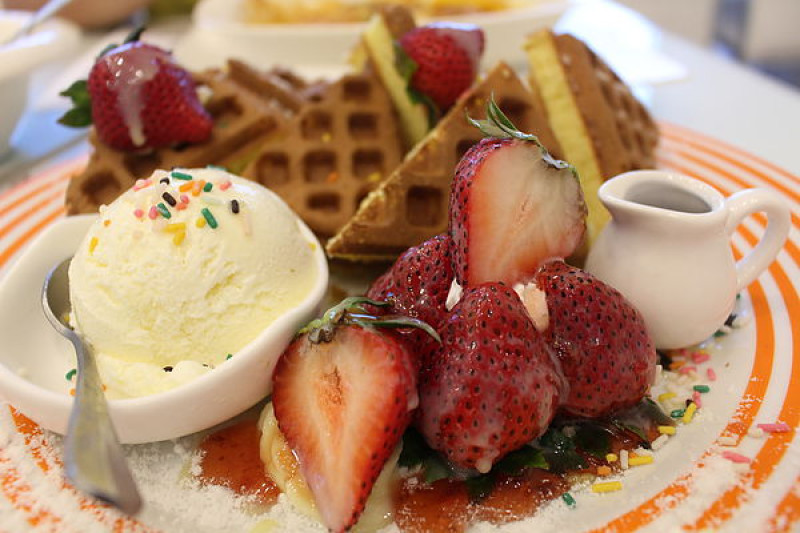 仿佛置身浪漫滿屋的玻璃屋，重點還有女僕服務生❤嘚嘚茶語共和餐飲