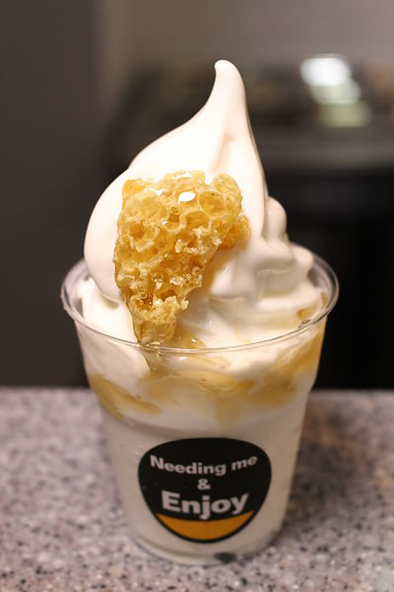 【桃園美食。桃園市】不用飛韓國，正妹店員陪妳一起吃蜂巢冰淇淋❤Bee&Milk冰淇淋