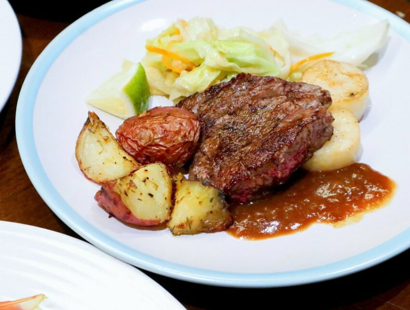 芙洛麗食譜自助百匯。火焰櫻桃鴨、日式舒芙蕾、DIY澳洲和牛湯，新竹吃到飽2021生日優惠