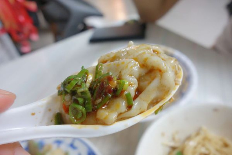 食尚玩家台南小吃推介的 (府前路)無名紅油抄手 陽春麵..花椒好香不麻口有推介..