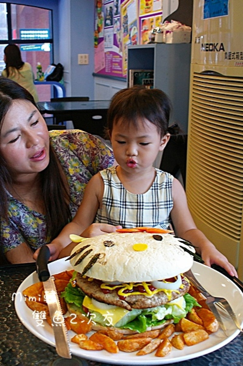 【台南美食】OMG!! 怎麼會有這麼大的Kitty喵漢堡!!! 我在「雙魚2次方」