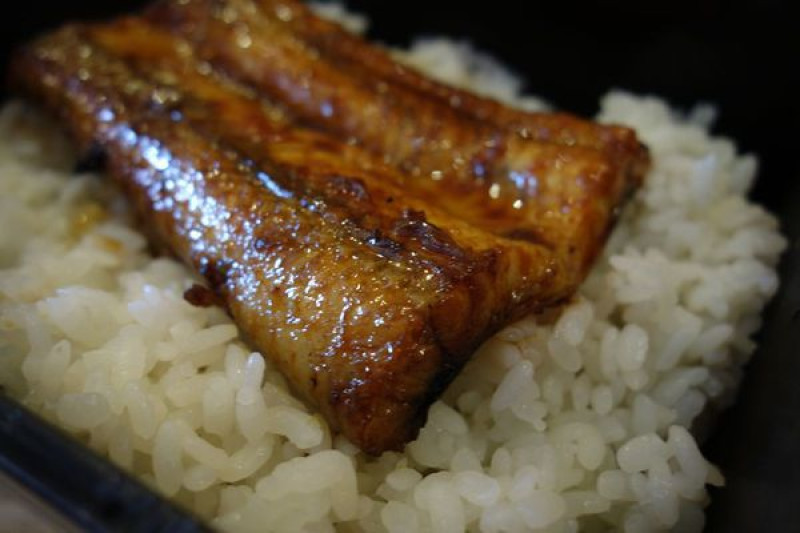 鰻丼作 ~烤的焦脆帶著甜味醬汁的鰻魚烤飯看這裡