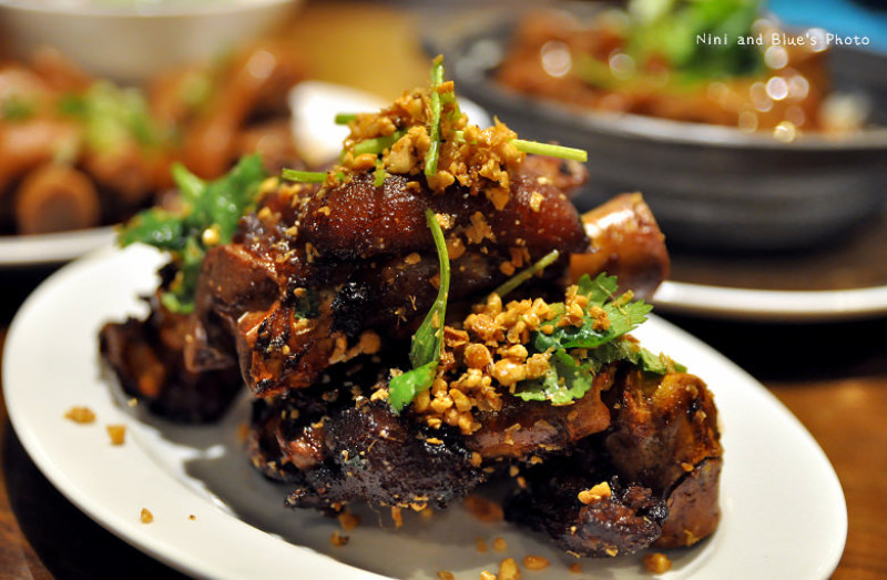 【台中中式料理】新唐人御品豬腳餐廳，平價消費，吃飽吃巧好地方。推薦砂鍋虎掌、避風塘豬腳、冰糖芋頭。現場打卡送飲料