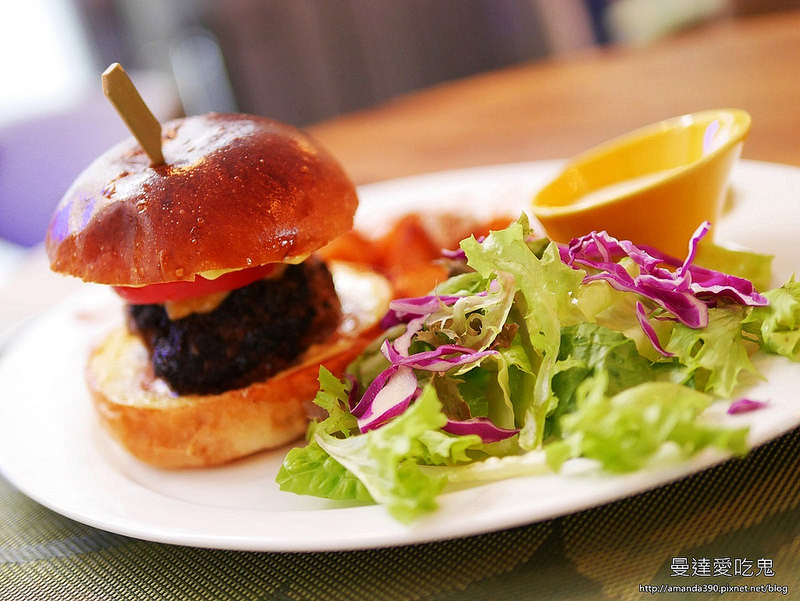 【台南食記】東區 Mmm Brunch & Gastropub ● 點頭美食~ 香氣濃郁經典手工牛肉堡！❤❤