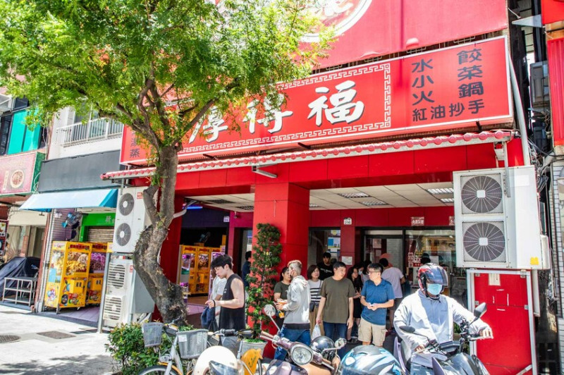 高雄市苓雅區厚得福湯包麵食專賣店｜用餐時刻必爆滿！在地人大推北方麵食專賣店，內用紅茶、豆漿還喝到飽
