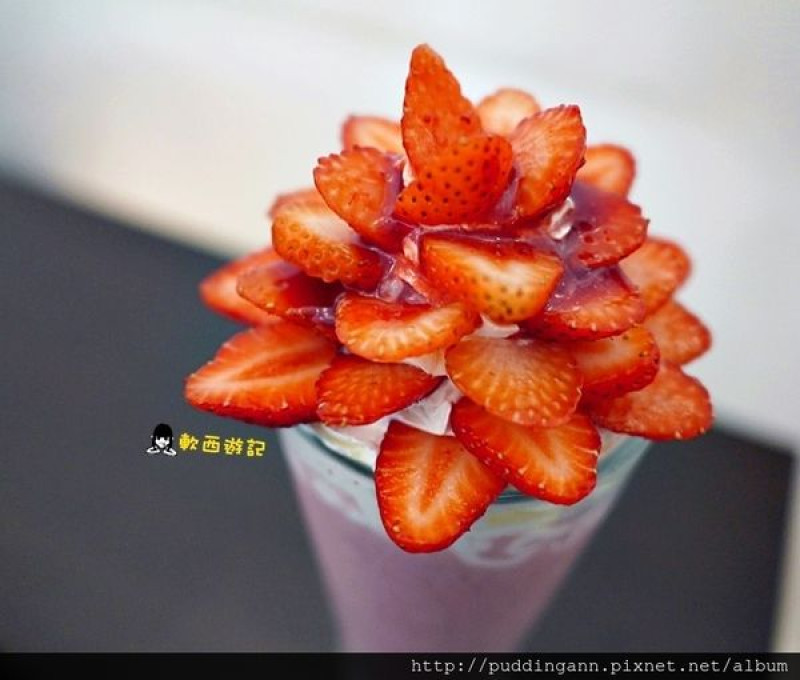 [食記]台中 橋咖啡 Bridge cafè 漂亮招牌草莓花兒飲品 草莓少女心下午茶 平價蛋餅/早午餐/輕食 季節限定草莓系列商品 草莓花兒橋餅冬季限定 草莓季 夏日芒果花兒