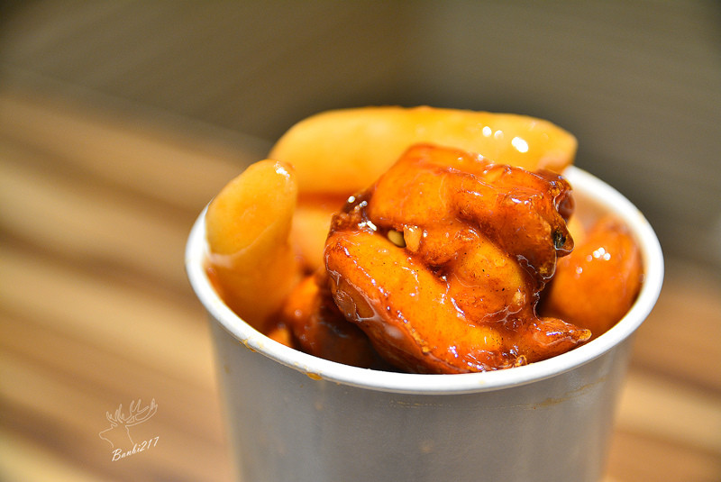 板橋三猿廣場.捷運新埔站美食:杯杯炸雞 Chicken Cup 二店,韓國料理 韓式炸雞 炸年糕 醃蘿蔔