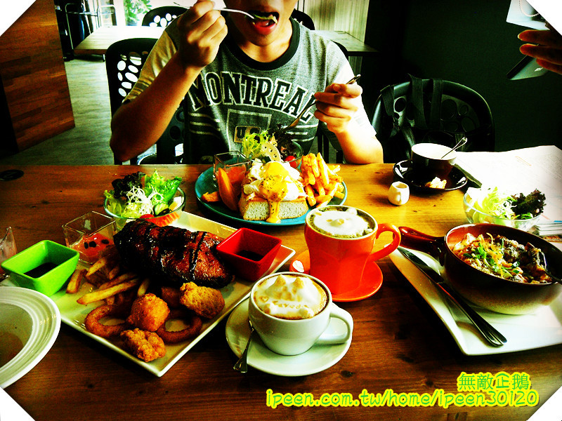 【台南-永康區】美味"烤雞"再一發!! 拉花任你挑!《Fareda 法利達 Cafe Food Brunch》              