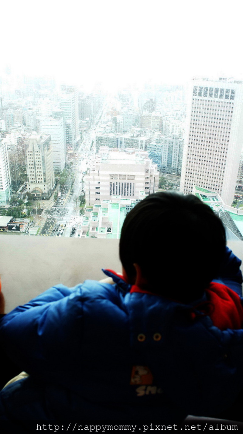 ♥ 台北信義區。到台北101的35樓星巴克喝咖啡,看風景, 房子汽車都縮小了!