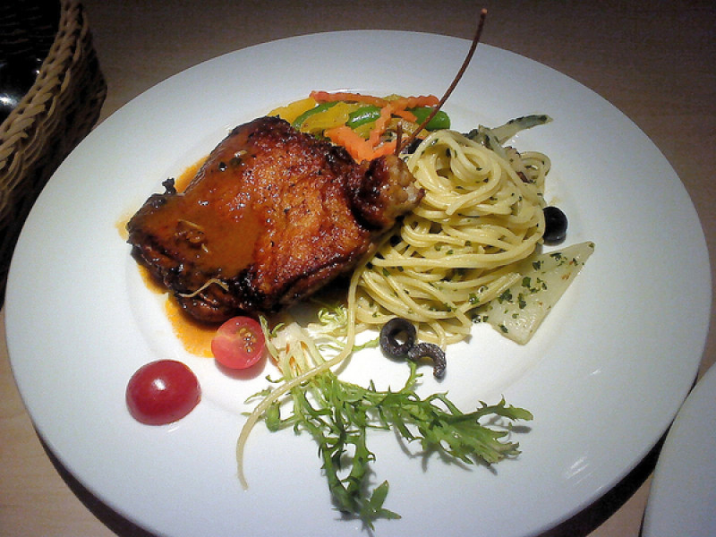 左飲右食-苓雅區青年一路1號2樓