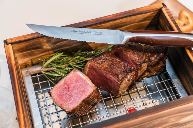 台北必吃乾式熟成牛排｜國賓飯店A Cut牛排館 2019台北米其林餐盤美食、約會餐廳推薦、頂級牛排館、超值商業午餐