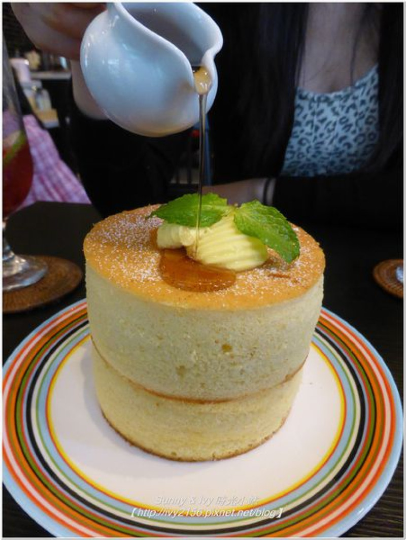 【台北信義食記】UZNA OMOM 杏桃鬆餅屋（阪急店）。傳說中的日本厚鬆餅，卻沒打動我們ㄋㄟ～