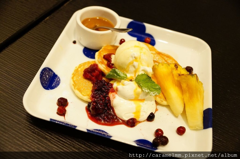 【台北信義】杏桃鬆餅屋UZNA OMOM 來自日本原宿的幸福滋味 濃郁奶油麵粉清香的美式扁圓形鬆餅 多種佐料搭配　阪急店/市政府捷運站/市府轉運站