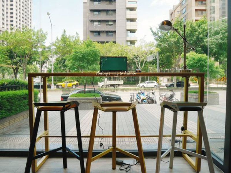 大直美食｜Yellow Lemon黃檸檬｜厚切鴨胸肉、濃郁冰淇淋派｜它不只是甜點店，鹹甜餐點都在水準之上！