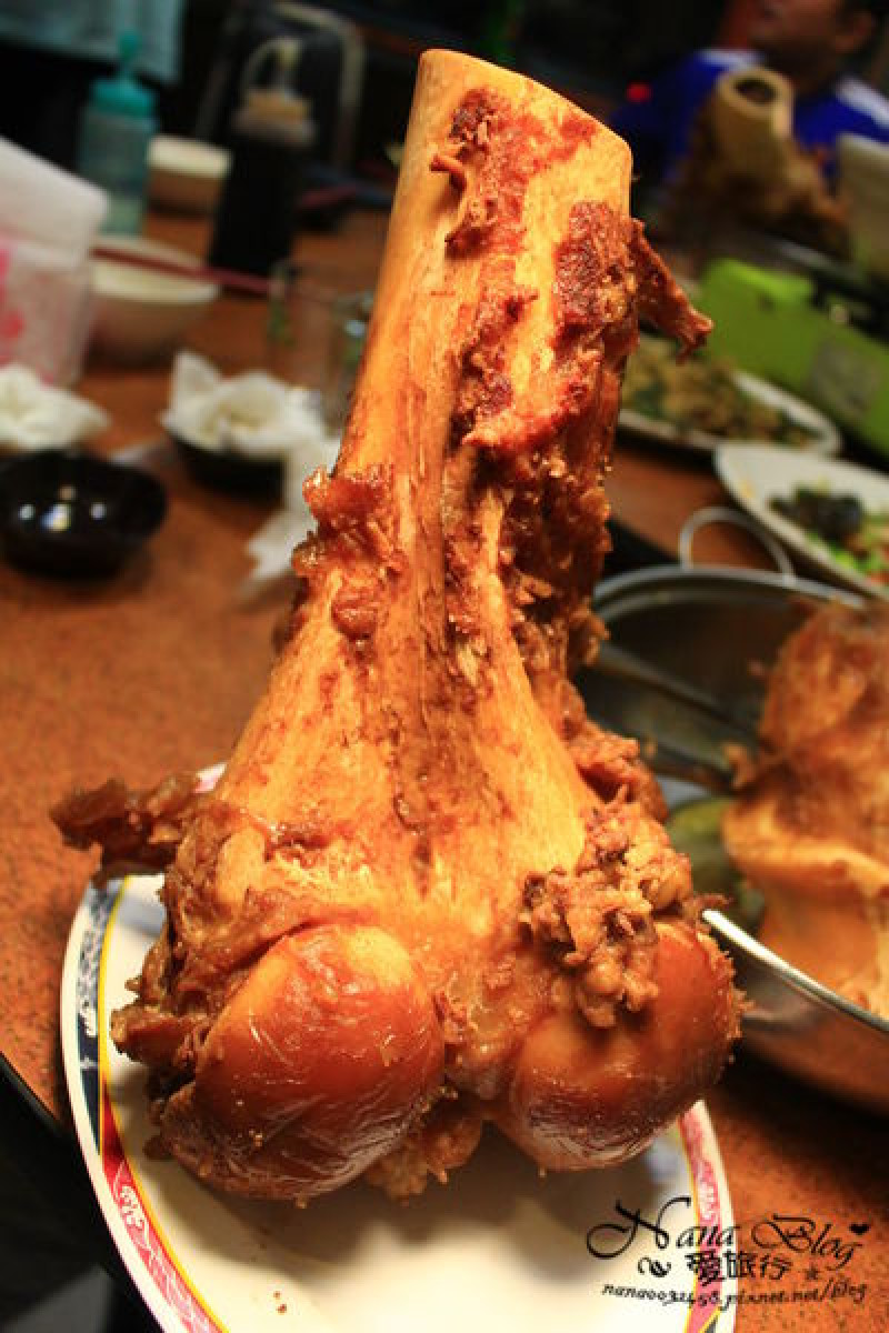 你看過用吸管吸食牛大骨髓嗎?重點還是限量，另外還有全牛料理合菜