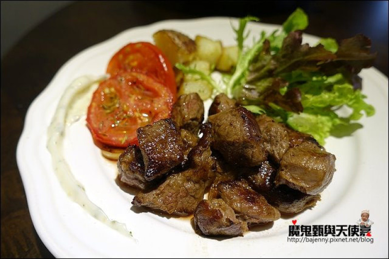 《小姑食記》捷運板南線/板橋站～Halla Brunch。PASTA。THAI CUISINE (工業風早午餐新開店)