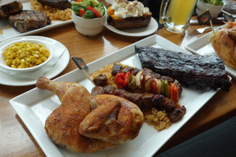 Texas Roadhouse德州鮮切牛排，八月超級牛排月24oz.肋眼牛排、三主菜分享餐，德州愛心日分享美味分享愛