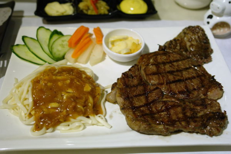 噠咘牛鮮切炭烤牛排--體驗年輕人的美式碳烤牛排--粗獷又豪邁比臉還大的頂級肋眼        
      