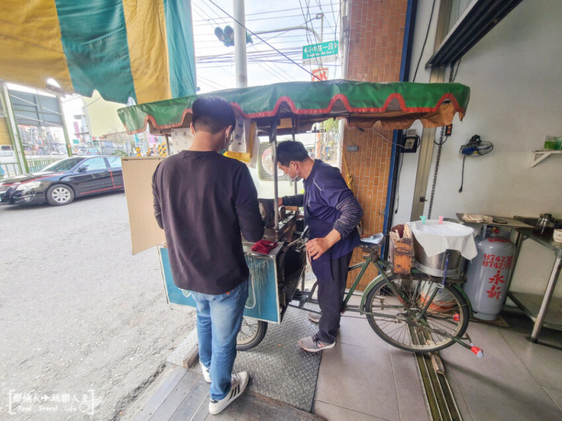 古早味卡打掐雞蛋糕，小小一攤不明顯，但是人潮很多~