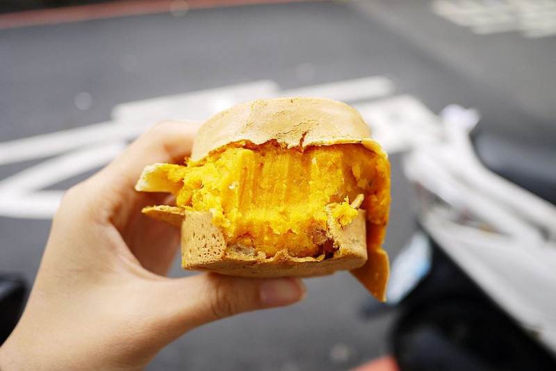 【新北】板橋 太極鱉車輪餅 超爆漿紅豆餅‧地瓜餡爆炸了！高麗菜飯、起士+蛋必點‧銅板美食♥♥♥