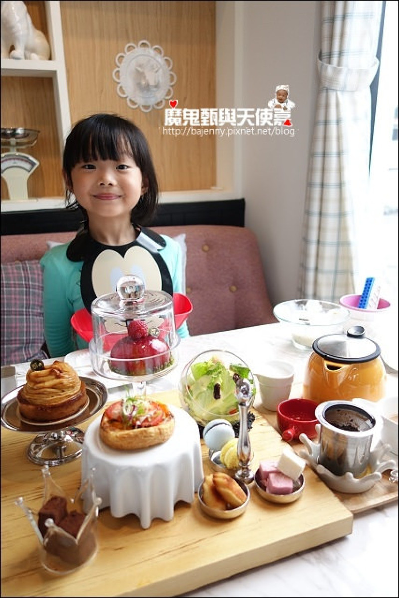 《宜蘭民宿美食景點》宜蘭車站幾米廣場．幾米星空列車．迷你玩沙池溜滑梯．Brown Taffy咖啡糖2店(宜蘭10月新開店)